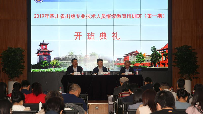 小标题：瑜伽教练培训，行业背景解读