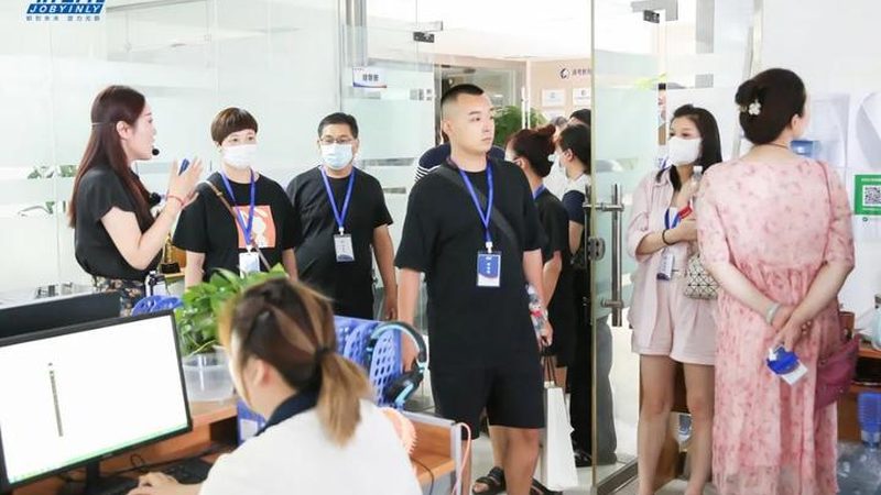 在挑选K12教育直播平台时，可以从以下几个方面进行参数对比：